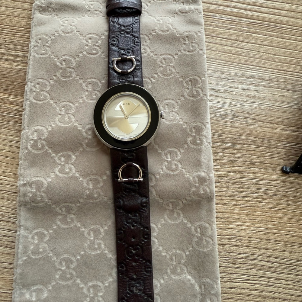 Gucci women’s watch with interchangeable brown and black bands! - Picture 3 of 8